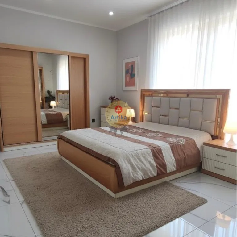 غرفة نوم خشبية بتصميم معاصر ولوح أمامي مبطن هندسياً