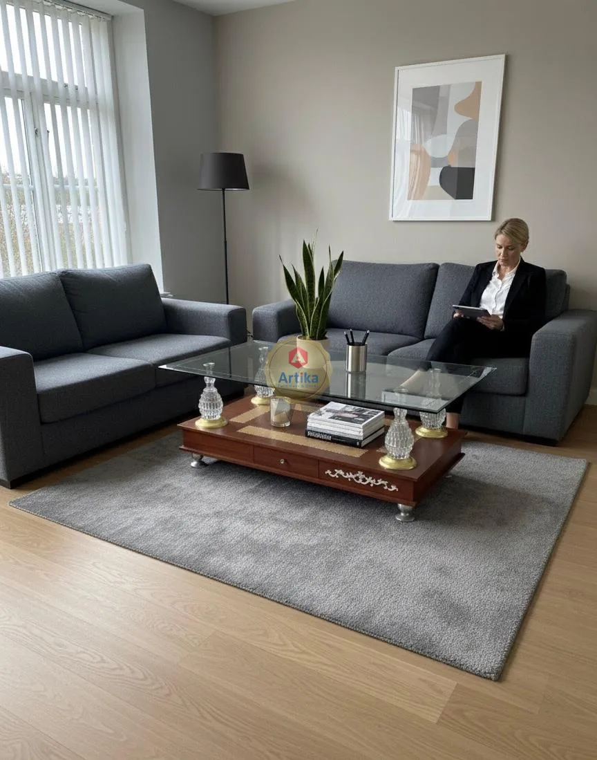 طاولة ضيافة ملكية بسطح زجاجي وأعمدة كريستالية