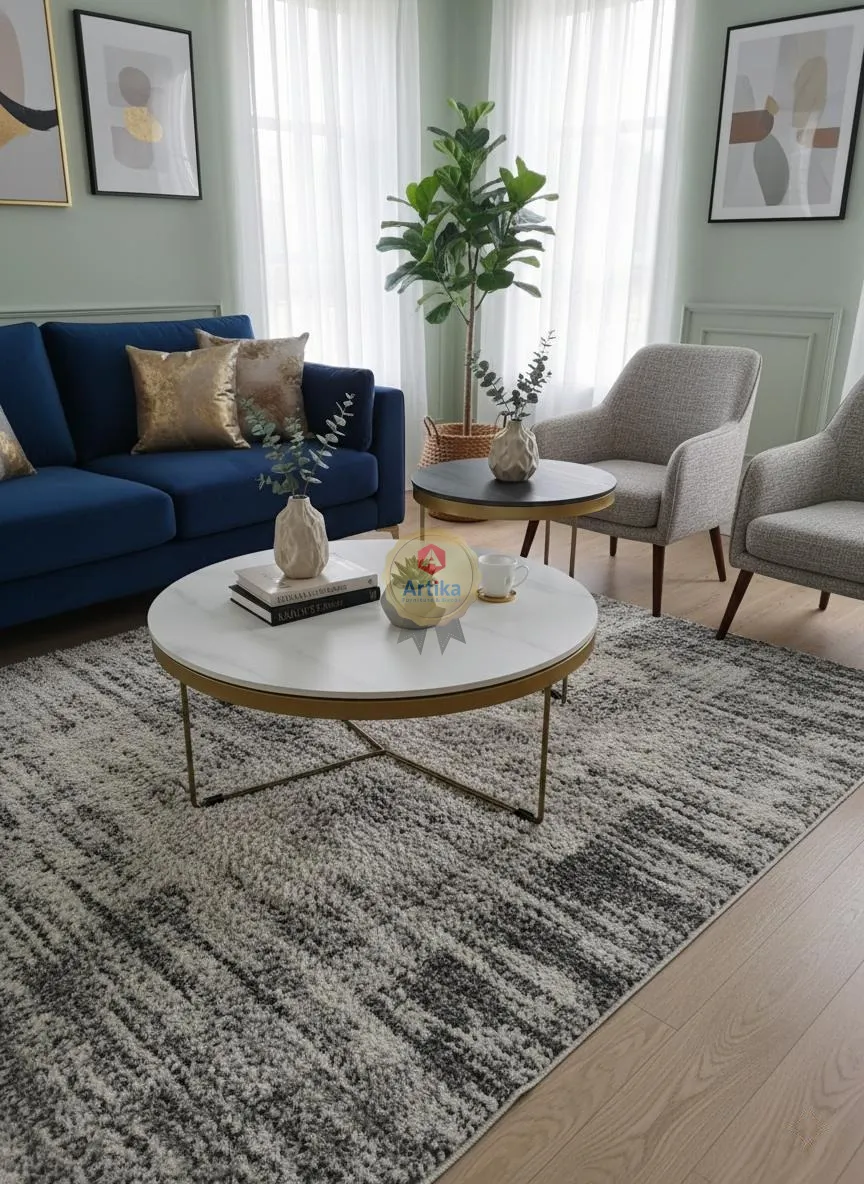 طاولات دائرية متباينة بإطارات ذهبية